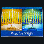 Geel Blauw Vrede Liefde Licht Chanoeka Menorah Groot Cadeauzakje<br><div class="desc">"Vrede, liefde en licht." Een close-up artsy, foto illustratie van gele en blauwe, heldere menorahs helpt je om mee te doen in de vakantie van Hanukkah. Voel de warmte en de vreugde van het vakantieseizoen als je deze leuke en leuke, aangepaste cadeaastas van grote omvang gebruikt. De blauwe faux glitter...</div>