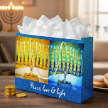 Geel Blauw Vrede Liefde Licht Chanoeka Menorah Groot Cadeauzakje<br><div class="desc">"Vrede, liefde en licht." Een close-up artsy, foto illustratie van gele en blauwe, heldere menorahs helpt je om mee te doen in de vakantie van Hanukkah. Voel de warmte en de vreugde van het vakantieseizoen als je deze leuke en leuke, aangepaste cadeaastas van grote omvang gebruikt. De blauwe faux glitter...</div>