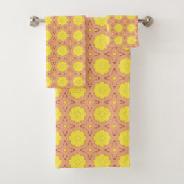 Geel bloemmotief geometrisch gedessineerd  bad handdoek