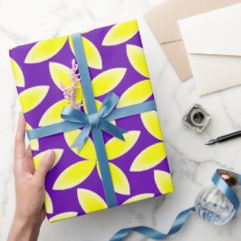 Geel Bloempatroon op Paarse Achtergrond Cadeaupapier