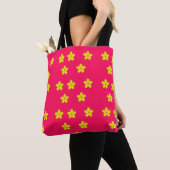 Geel bloempatroon op roze tote bag (Dichtbij)