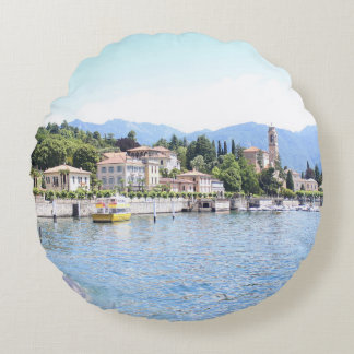 GEEL BOAT GEDOCKEERD NEAIRE BOUW ROND KUSSEN