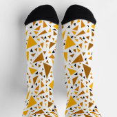 Geel bruine driehoeken op witte retro achtergrond sokken (Top)