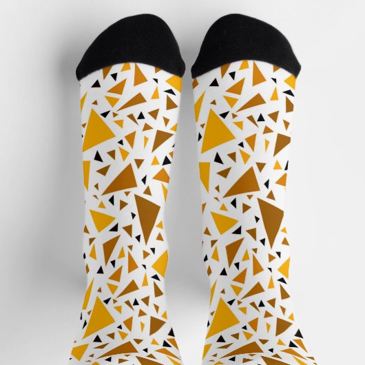 Geel bruine driehoeken op witte retro achtergrond sokken (Top)