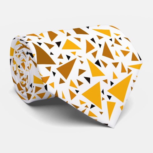 Geel bruine driehoeken op witte retro achtergrond stropdas (Opgerold)