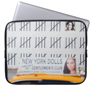 GEEL CAB IN DE VOORZIJDE VAN DE WIT-GESCHREVEN MUU LAPTOP SLEEVE