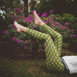 Geel Celandine Poppy Floral Leggings<br><div class="desc">Stretchy,  fashionable leggings die het foto-afbeelding van een gele Hout Poppy-bloem,  ook gekend als Celandine Poppy,  kenmerken en in een herhalend patroon worden afgedrukt. De kleuren zijn geel en groen. Een leuk,  floreel ontwerp! Selecteer de grootte van je leggings.</div>