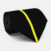 Geel centreerde dunne verticale lijn op zwart stropdas (Opgerold)