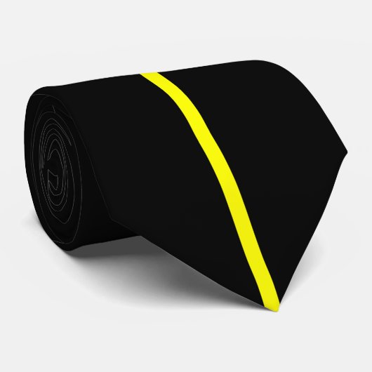 Geel centreerde dunne verticale lijn op zwart stropdas (Opgerold)