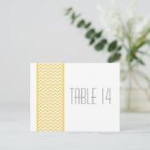 Geel Chevron Border Table Number Briefkaart (Staand voorkant)