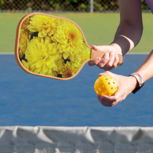 Geel chrysanthemum Blooms Floral Pickleball Paddle (Insitu)
