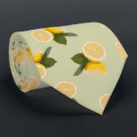 Geel citrus Lemon-fruit op Bleek kalkgroen Stropdas<br><div class="desc">Dit fruitige en schattige gele citruscitruscitroenpatroon op de bleke kalkgroene achtergrond is geweldig voor elke trendy en stijlvolle vorm. De coole en leuke afdruk is geweldig voor veel geschenken en gelegenheden. Geniet van dit fruitige en modieuze ontwerp voor uw volgende aankoop; voor jezelf,  je vrienden of je familie!</div>