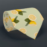 Geel citrus Lemon-fruit op Bleek kalkgroen Stropdas<br><div class="desc">Dit fruitige en schattige gele citruscitruscitroenpatroon op de bleke kalkgroene achtergrond is geweldig voor elke trendy en stijlvolle vorm. De coole en leuke afdruk is geweldig voor veel geschenken en gelegenheden. Geniet van dit fruitige en modieuze ontwerp voor uw volgende aankoop; voor jezelf,  je vrienden of je familie!</div>