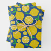 Geel Citrus Patroon op Blauw Inpakpapier Vel (In situ)