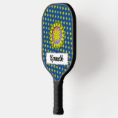Geel Clover Ribbon door Kenneth Yoncich Pickleball Paddle (Links)