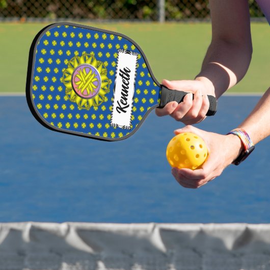 Geel Clover Ribbon door Kenneth Yoncich Pickleball Paddle (Insitu)