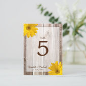 Geel Daisy Rustic Barn Wood Trouwtafel Nummer Briefkaart (Staand voorkant)