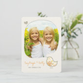 Geel Damask Vogel Tweeling Meisjes Foto Verjaardag Kaart (Staand voorkant)