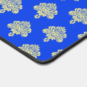 Geel damast patroon op blauw bureaumat (Hoek)