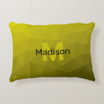 Geel donkerombre geometrisch maaspatroon Monogram Accent Kussen<br><div class="desc">Monogram personaliseer met uw douane initiaal en naam. Geel goudvormig maaspatroon met de gradiënt. Driehoekgeometrische mazen met licht donkergele goudkleurige grijpgradiënt. patroon,  ombre,  mesh,  mesh,  driehoeken,  geometrie,  geometrisch,  gradiënt,  cool,  driehoek,  helder,  patroon,  digitaal,  geel,  goud,  zwart</div>