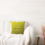 Geel donkerombre geometrisch maaspatroon Monogram Kussen<br><div class="desc">Monogram Personaliseer met uw aangepaste initiaal en naam. Geel goud ombre gradiënt geometrisch mesh patroon modern ontwerp. Driehoek geometrisch gaas met licht donkergeel goud zwart ombre gradiënt.</div>