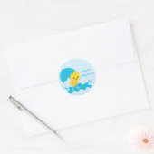 Geel eendje met blauwe paraplu en polka stippen ronde sticker (Envelop)