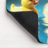 Geel eendje met een Speelgoed-rubberen eend Muismat (Hoek)