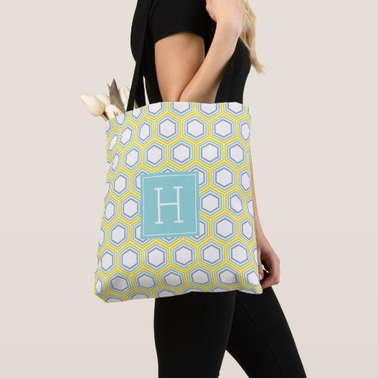 Geel en Aqua Geometrisch Patroon en Monogram Tote Bag (Dichtbij)