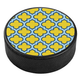 Geel en Baby Blue Trellis, Lattice, Quatrefoil Hockey Puck