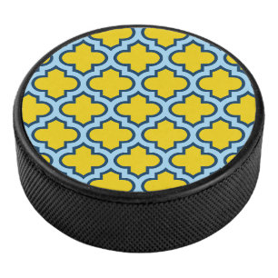 Geel en Baby Blue Trellis, Lattice, Quatrefoil Hockey Puck