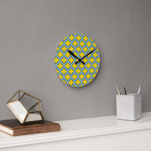 Geel en Baby Blue Trellis, Lattice, Quatrefoil Ronde Klok