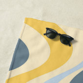 Geel en blauw abstract wervelingsontwerp strandlaken (In situ)