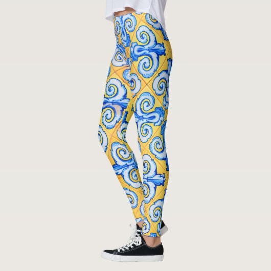 Geel en Blauw Mediterraans Patroon Tegels Leggings (Links)
