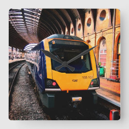 Geel en blauw trein, op station York Vierkante Klok