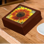Geel en Bronze Zonnebloem Cadeaudoosje<br><div class="desc">Winkel trinkets,  sieraden en andere kleine keepenkoeken in deze houten cadeaudoos met keramische tegel die het fotopapier van een gele en bronzen zonnebloem bevat. Een mooi,  bloemetjesontwerp! Selecteer de grootte en kleur van het cadeauvakje.</div>