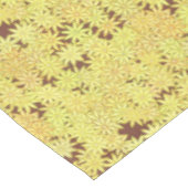 Geel en goudmaaltijd op chocolade bruin tafelkleed (Gekanteld)