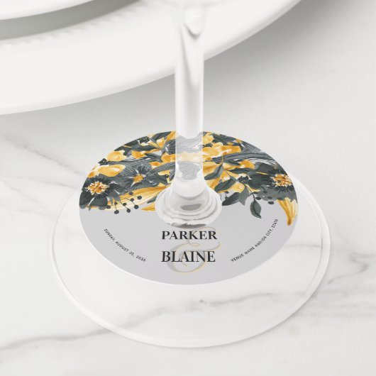 Geel en Grijs Bloemen Elegante Waterverf Bruiloft Wijnglaslabel (Dichtbij)