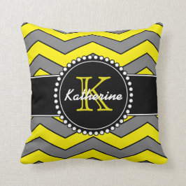 Geel en grijs Chevron, gepersonaliseerd, monogramm Kussen