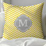 Geel en grijs Chevron Monogrammed Kussen<br><div class="desc">Personaliseer uw ruimte met dit stijlvolle kussen met een levendig geel en grijs chevron patroon en een aanpasbaar monogram. Het gedurfde ontwerp en de contrasterende kleuren voegen een moderne touch toe aan elke kamer, waardoor het perfect is voor hedendaagse en chique decorthema's. Ideaal voor woonkamers, slaapkamers, of als uniek cadeau,...</div>