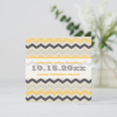 Geel en grijs Chevron Stripe Wedding Invitations Kaart (Staand voorkant)