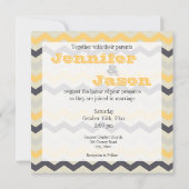 Geel en grijs Chevron Stripe Wedding Invitations Kaart (Achterkant)