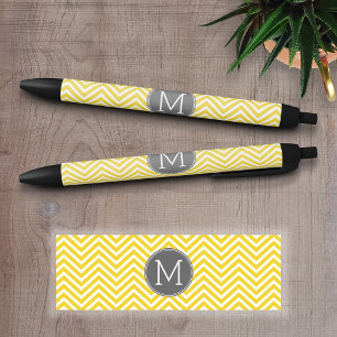 Geel en grijs chevronpatroon met monogram zwarte inkt pen
