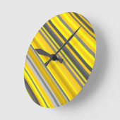 Geel en grijs diagonaal lijnen/strips patroon ronde klok (Hoek)