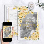 Geel en grijs Floral Vellum Overlay Save the Date<br><div class="desc">en trendy, deze lichte grijze waterverf witte florale bruiloft Sparen het kaartontwerp van de Datum dat uw favoriete verloving foto (met een zwart-witte filter toegepast, in overeenstemming met het gele en grijze thema) achter een faux vellum bekleding kenmerkt. De florale blokjes van de douane in schaduwen van geel en champagne...</div>