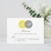 Geel en grijs Twin Monogrammen Wedding RSVP Kaart (Staand voorkant)