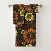 Geel en Koper Retro Bloemen Print op Bruin Bad Handdoek (Insitu)
