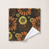 Geel en Koper Retro Bloemen Print op Bruin Bad Handdoek (Wasdoekje)