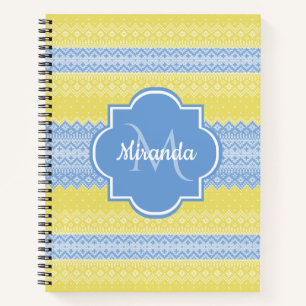 Geel en licht blauw nit patroon met monogram notitieboek