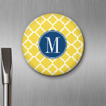 Geel en Navy Quatrefoil Pattern Custom Monogram Magneet<br><div class="desc">Een populair ontwerp met heldere kleuren en een gebied om uw monogrammen of naam toe te voegen. De rendabele kleuren en de patronen voor uw telefoon. Als u de initialen moet aanpassen,  klik op de aanpassingsknoop en breng veranderingen aan.</div>