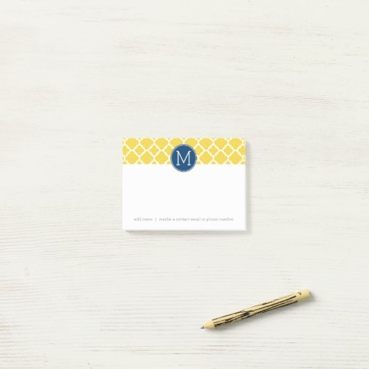 Geel en Navy Quatrefoil Pattern Custom Monogram Post-it® Notes (Op bureau)